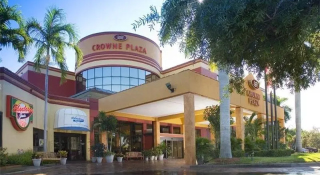 Кровать в общем номере (женский номер) Doubletree by Hilton Fort Myers at Bell Tower Shops
