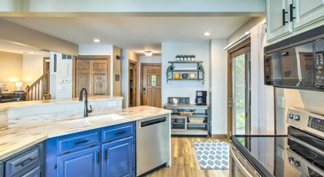 Коттедж Lakefront Plymouth Cottage w/ Private Hot Tub