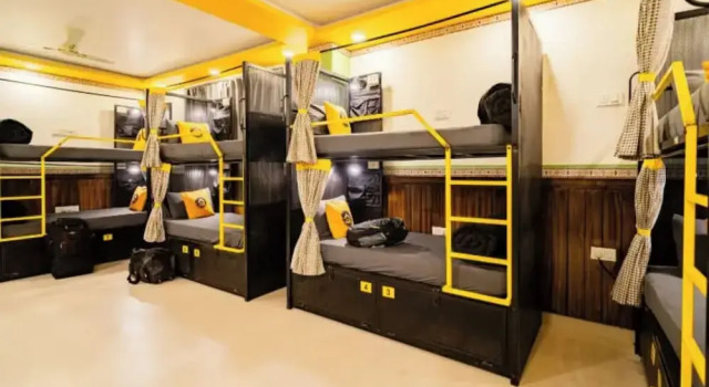 Кровать в общем номере The Hosteller Jibhi