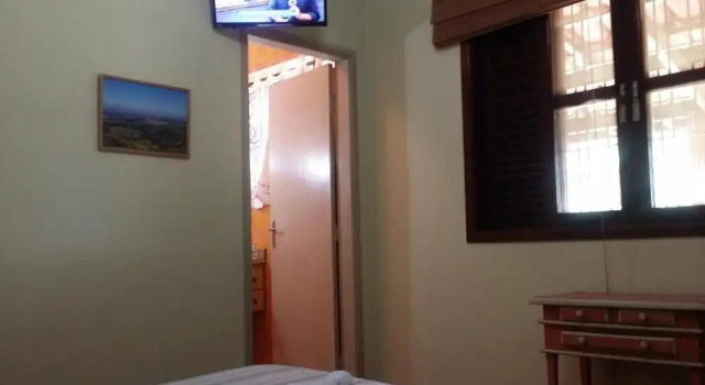 Suites em Águas de São Pedro, Забронировать Гостевой дом Отели Агуас-ди-Сан-Педру с парковкой, рядом с Palmeiras' Dam, Парковка