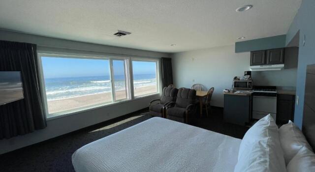 Четырёхместный номер Standard The Sandcastle Beachfront Hotel