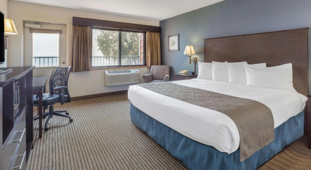 Двухместный номер Standard с видом на воду AmericInn by Wyndham Menominee