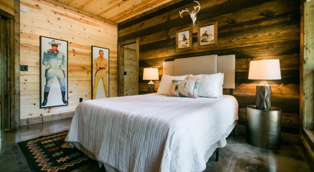 Pinot in the Pines Cabin, Book Hotel Hoteller i Hochatown med parkering, Parkering