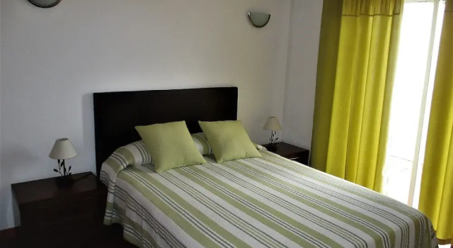 Апартаменты Economy с 2 комнатами с балконом и с видом на бассейн Apartamentos Salema Praia Club