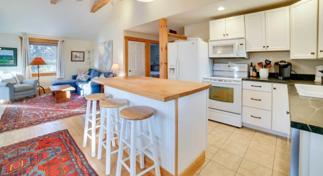 Коттедж Lakefront Bradford Cottage w/ Dock, Near Skiing!