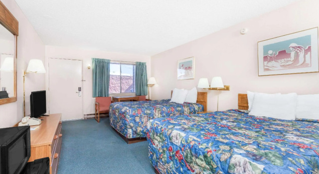 Четырёхместный номер Standard Days Inn by Wyndham Burns