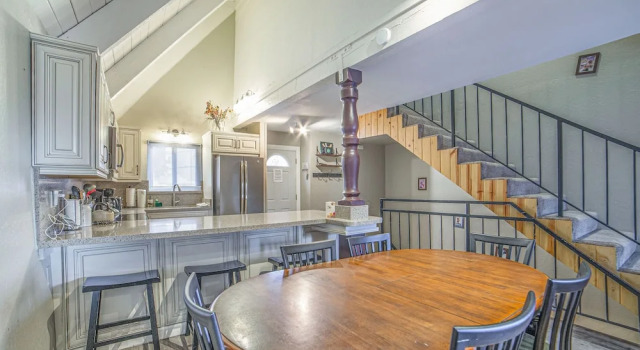 Remodeled Getaway W/ Spa, Walk To Ge! 2 Bedroom Home