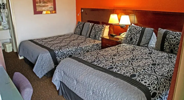 Четырёхместный номер Economy Americas Best Inn and Suites Emporia