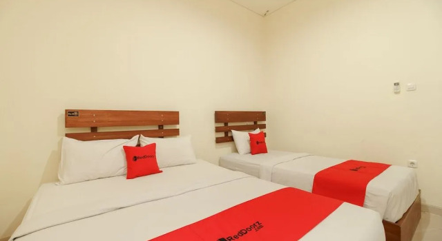 RedDoorz near Jembatan Siti Nurbaya Padang, Rezerwuj Hotel Padang Sumatra