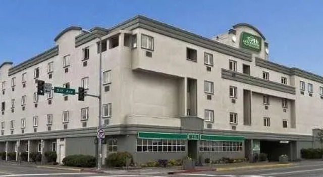 Кровать в общем номере GuestHouse Anchorage Inn