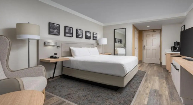 Номер Standard с балконом Hilton Garden Inn Chattanooga Downtown