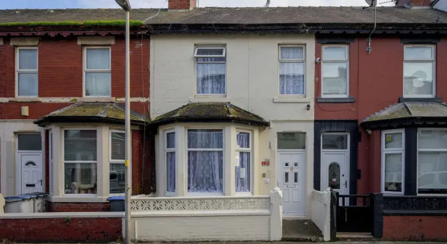 Seaside - House - Sleeps 10 - Parking - Garden