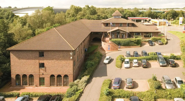 Кровать в общем номере Best Western Buckingham Hotel