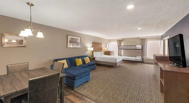 Четырёхместный семейный номер Standard Comfort Inn & Suites Tipp City Dayton North I-75