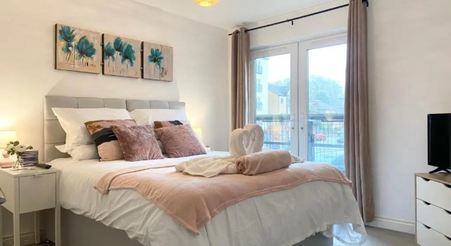BEST PRICE! LARGE SPACIOUS 2 BED APARTMENT - King Size or Single Beds, Sofabeds, Smart TVs, FREE PARKING, Varaa Huoneisto Asunnot kohteessa Merseyside, Huoneisto