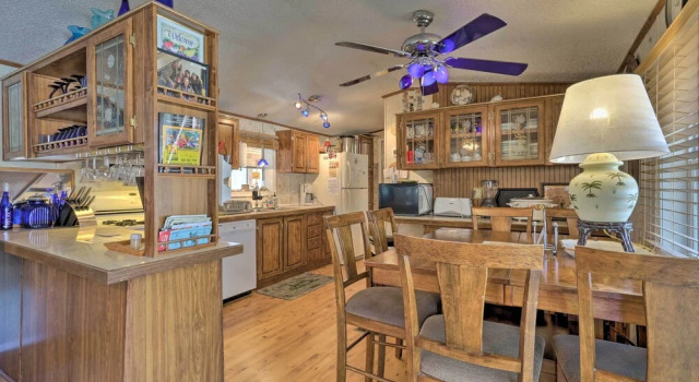 Коттедж Quaint Chincoteague Island Hideaway w/ 2 Porches!