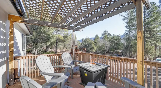 Коттедж Mtn Views + Playground: Family-friendly Pine Cabin