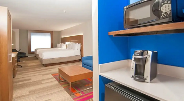 Четырёхместный люкс Holiday Inn Express Hotel & Suites Plano West - Frisco by IHG