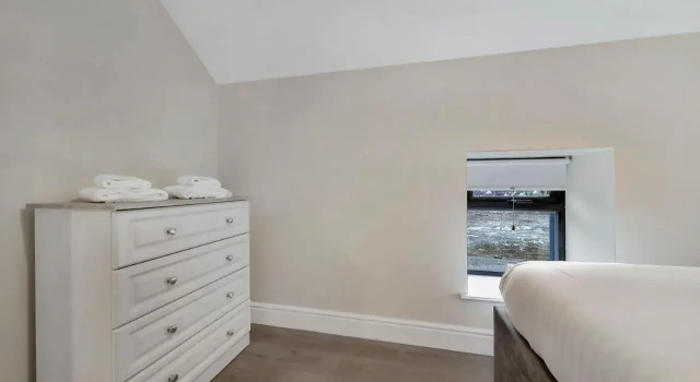 NEW Glenside Abbey sleeping 7 guests, Book Hotel Buncrana 