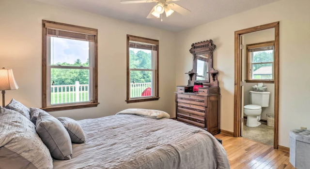 Коттедж с 3 комнатами Charming Mills River Home w/ Porch & Yard!