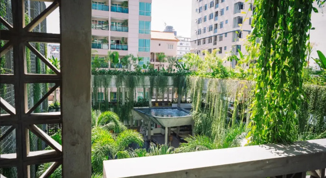 Двухместный номер Deluxe с балконом и с видом на бассейн Baitong Hotel & Resort Phnom Penh