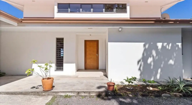 Spacious 3BR Oceanfront Retreat Paea Tahiti, Забронировать Дом для отпуска Паэа Таити