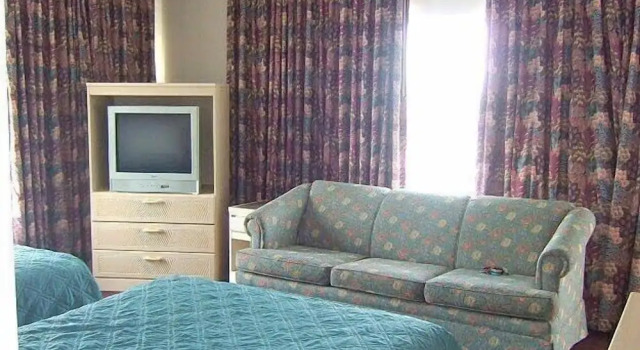 Апартаменты Deluxe с 2 комнатами с видом на бассейн Royal Court Motel