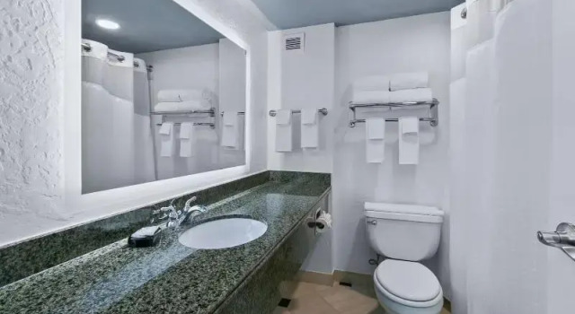 Четырёхместный номер Standard Mulberry, a Wyndham Hotel