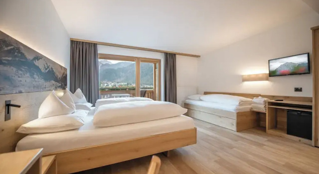 Трёхместный номер Superior с балконом Hotel Condor