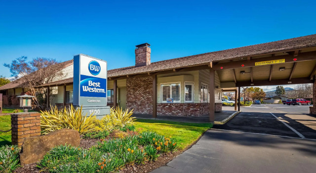 Кровать в общем номере Best Western Garden Inn
