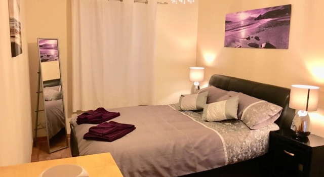 Azim and Suzis City Centre Apartment Inverness, Забронировать Апартаменты/квартира Отели Инвернесс с парковкой, рядом с Inverness Visit Scotland Information Centre, Парковка