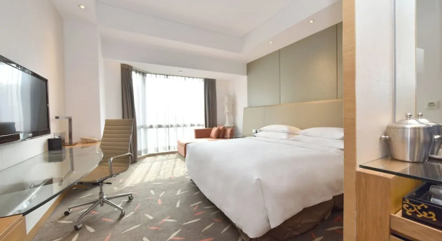 Двухместный номер Standard Crowne Plaza Zhongshan Wing On City by IHG