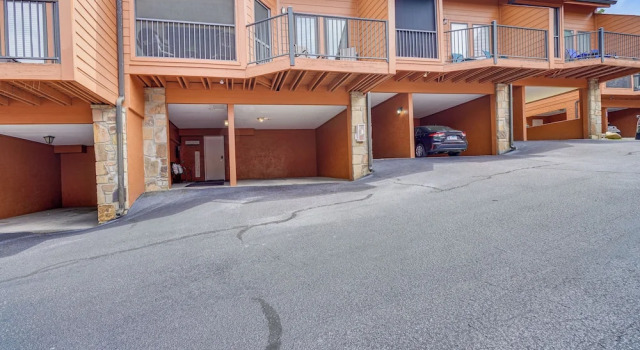 Downtown Gatlinburg Condo w/ Mountain-view Balcony