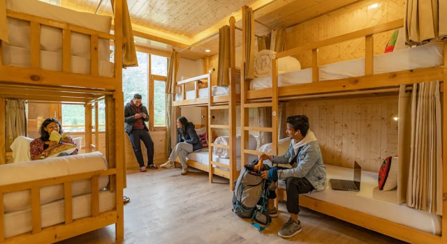 Кровать в общем номере с красивым видом из окна The Social Stays Manali