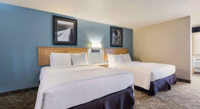 Четырёхместный номер Standard Best Western Golden Spike Inn & Suites