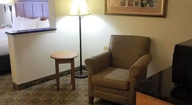 Двухместный люкс с видом на озеро Comfort Suites Valdosta Mall Area