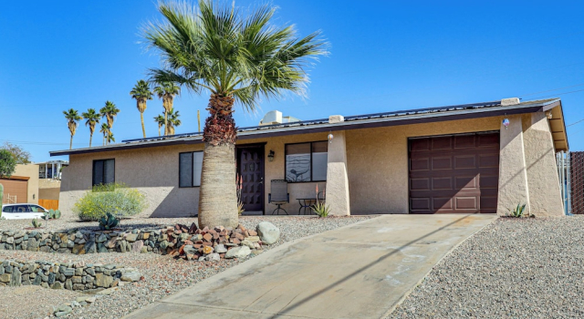 Коттедж Desert Oasis w/ Hot Tub! 6 Mi to Lake Havasu