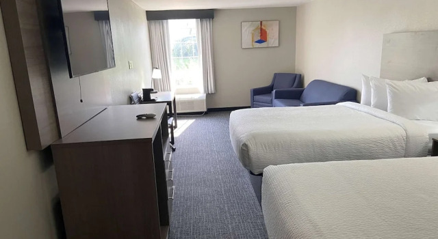 Четырёхместный номер Standard Days Inn & Suites by Wyndham Tahlequah