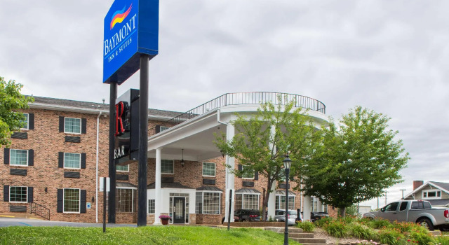 Кровать в общем номере Baymont by Wyndham Jefferson City