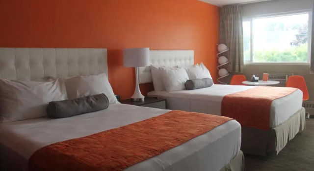 Четырёхместный номер Standard Howard Johnson Inn by Wyndham Kingston