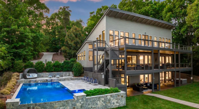 Коттедж с балконом Lake Norman Getaway
