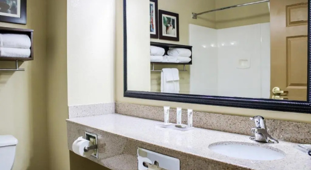 Четырёхместный номер Standard Country Inn & Suites by Radisson, Richmond West at I-64, VA