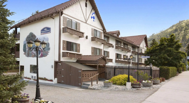 Кровать в общем номере Howard Johnson by Wyndham Leavenworth