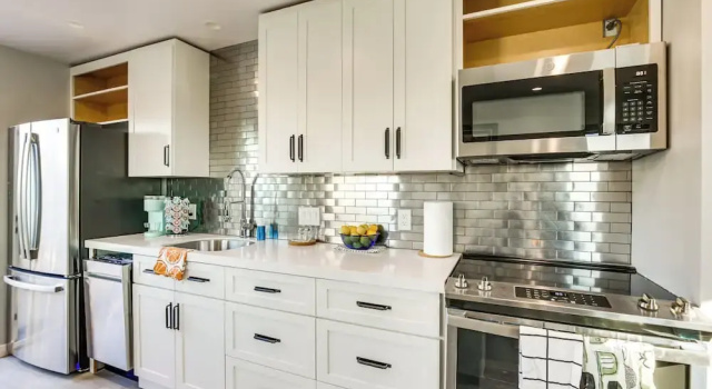 Коттедж 2 Mi to Mission Valley: Chic Home w/ Patio!