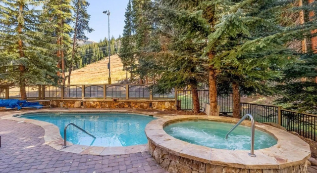 Ski in, ski out 3 Bedroom at Lone Eagle in River Run