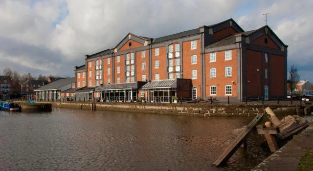 Четырёхместный номер Standard с видом на канал Holiday Inn Ellesmere Port/Cheshire Oaks by IHG