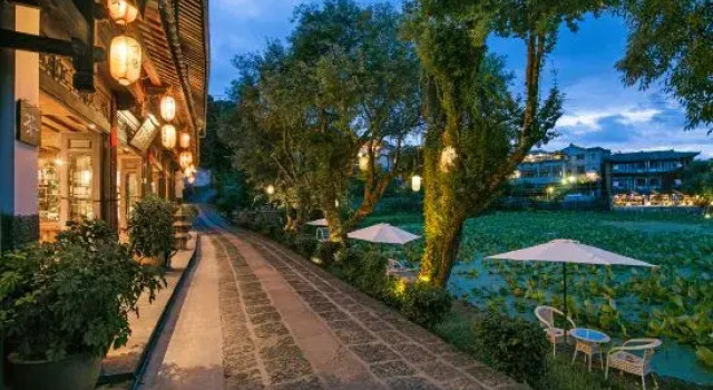 The translation would be: Pumi Hepanshan She Inn (Tengchong Heshun Branch), Boek Hotel Hotels in Yunnan met parkeren, Parkeren
