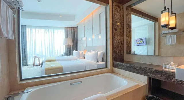Premium Twin room Crowne Plaza Bandung, an IHG Hotel