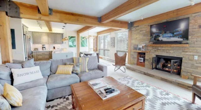 Ski In, Ski Out 4 Bedroom Condo in Snowmass Village With Pool and Hot Tubs, Забронировать Отель Сноумасс-Виллидж Горнолыжный курорт Аспен-Сноумас, рядом с Krabloonik Dogsled Rides