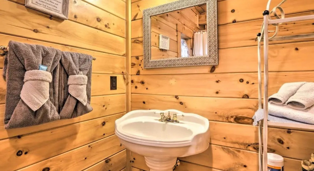 Коттедж Deck & Game Room: Creekside Cabin in Sevierville